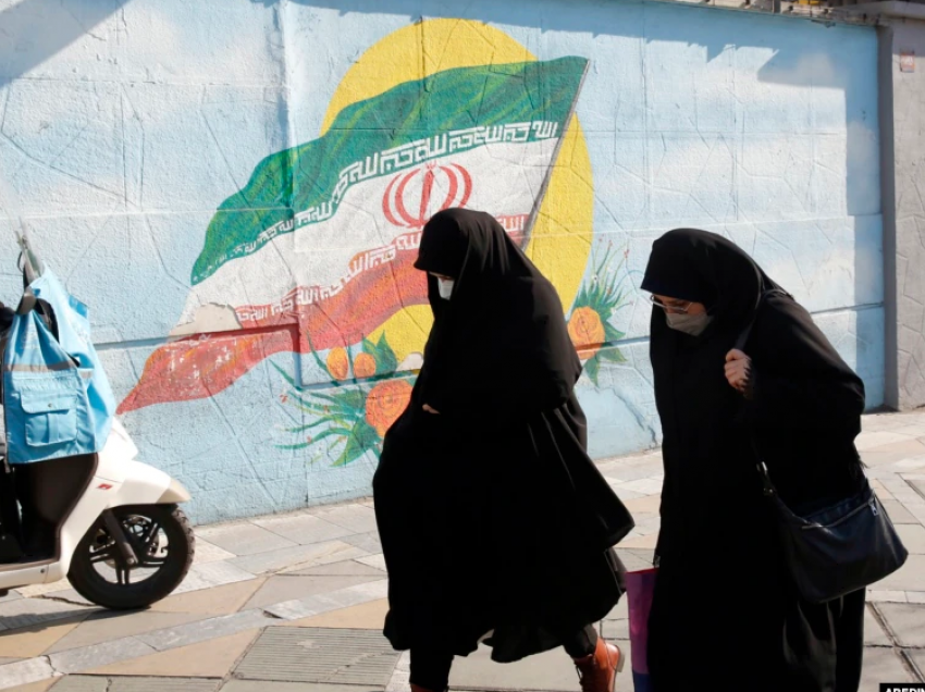 Irani mbyll tri kafene për shkak të grave të pambuluara