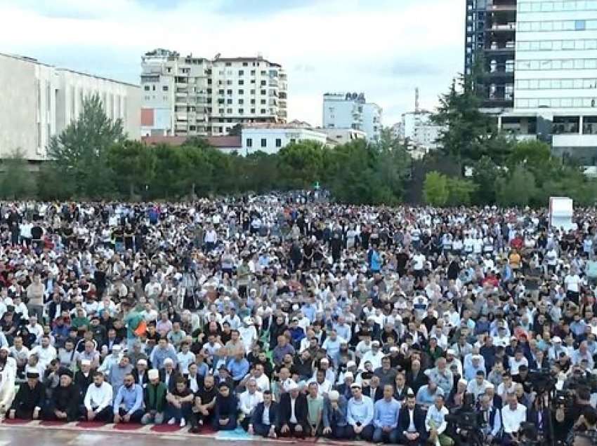Në Tiranë, besimtarët myslimanë në faljen e Kurban Bajramit në sheshin “Skënderbej”