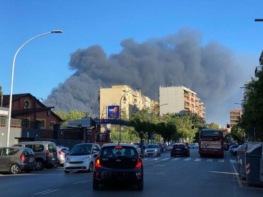 “Dëgjuam shpërthime dhe ulërima”- Roma përfshihet nga flakët dhe re të mëdha tymi
