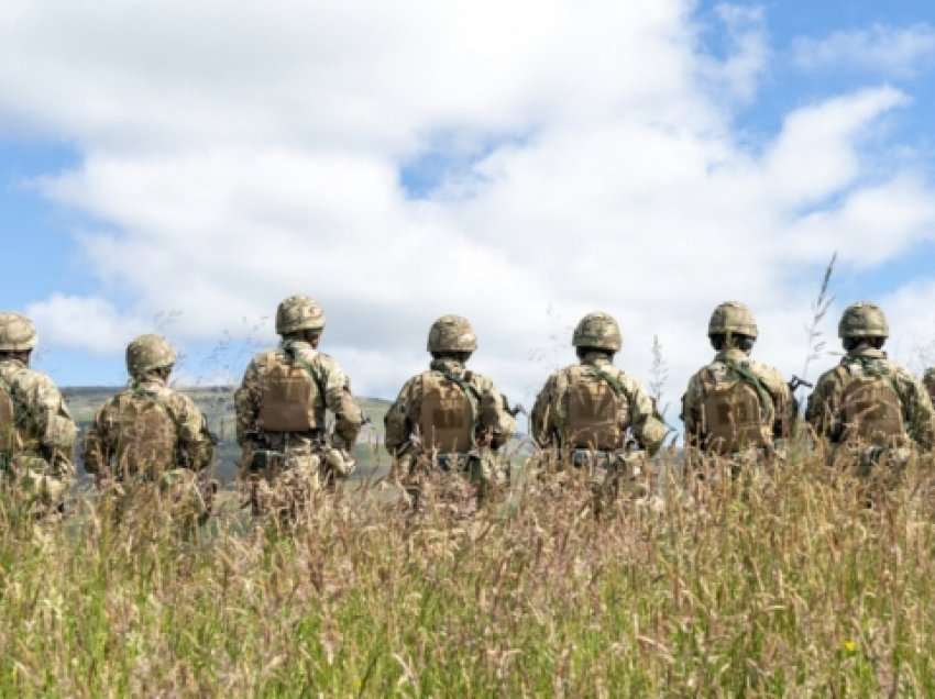 Rekrutët e ushtrisë ukrainase fillojnë stërvitjen ushtarake në Mbretërinë e Bashkuar