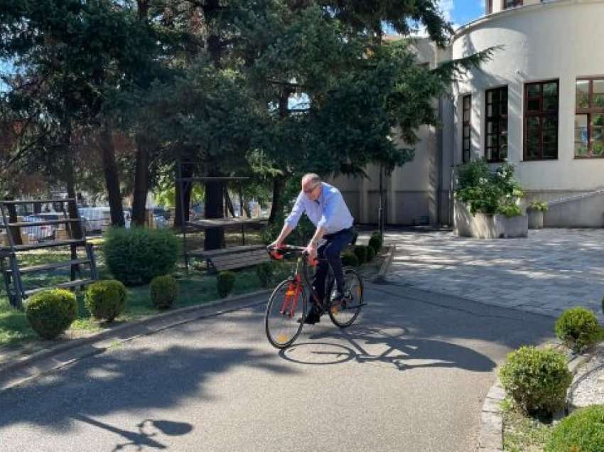 Shaqir Totaj shkon në punë me biçikletë