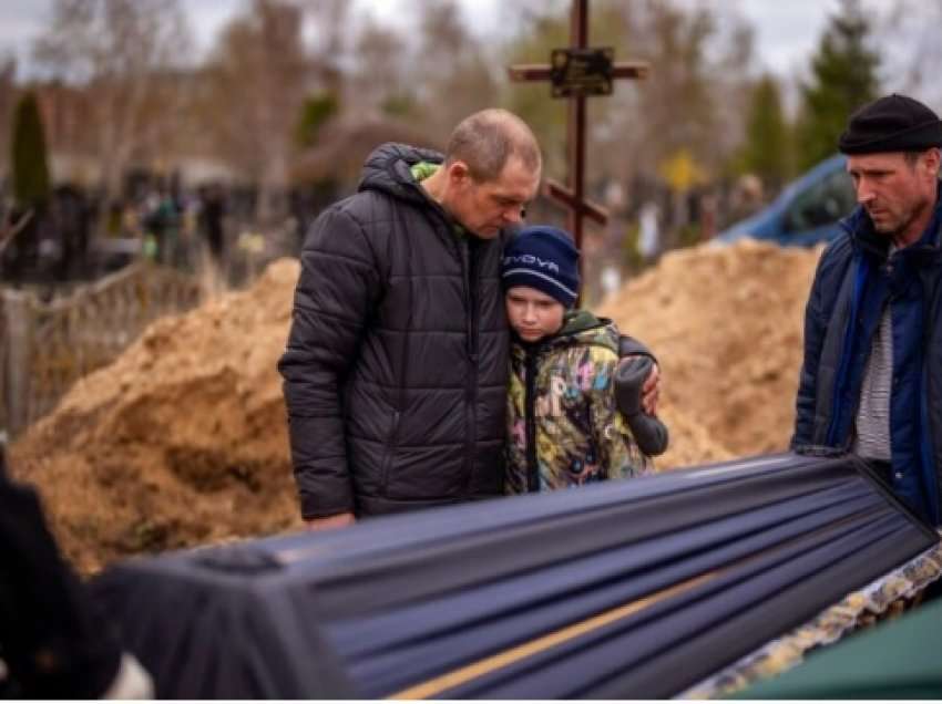 Fotografi e 6-vjeçarit pranë varrit të nënës së tij, bëhet simbol i agresionit rus në Ukrainë