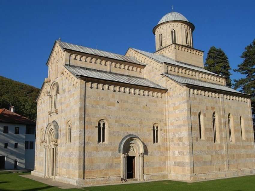 Europa Nostra: Manastiri i Deçanit duhet të ruhet 24 orë nga KFOR-i