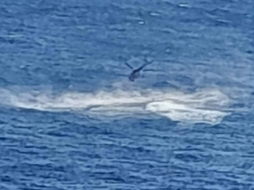 Helikopteri me katër persona në bord kridhet në det, momenti kur bie në ishullin Samos