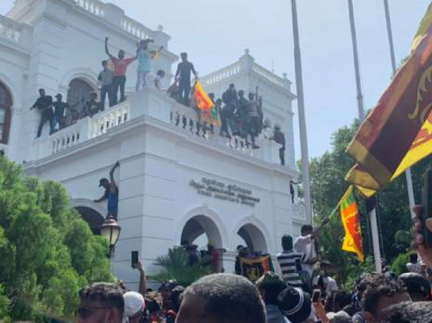 Presidenti nga sytë këmbët, protestuesit rrëzojnë kreun e shtetit në Sri Lanka