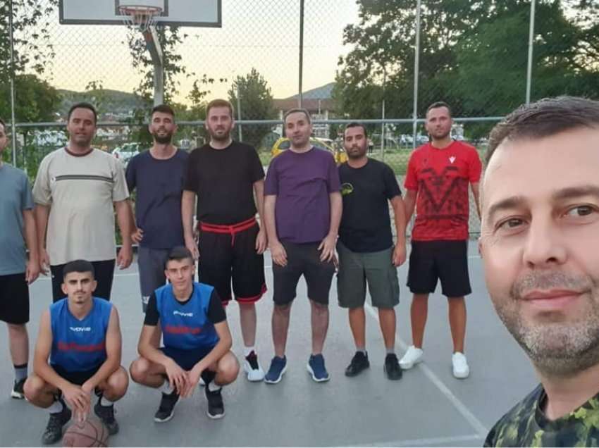 Pas seancës në Kuvend, Konjufca në Kamenicë luan basketboll
