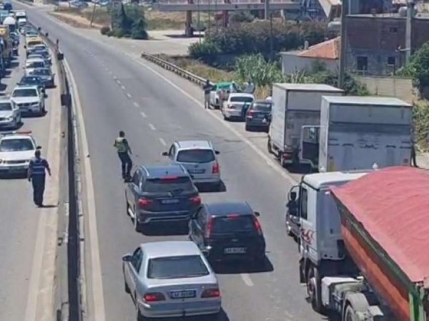 Shembet shtylla elektrike në autostradën Tiranë-Durrës, bllokohet trafiku