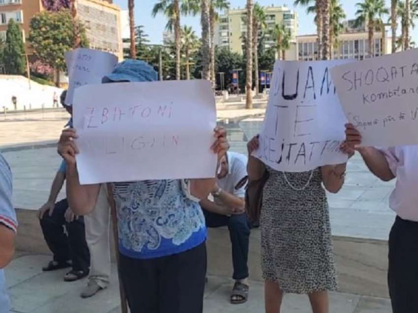 Personat me aftësi të kufizuar protestojnë para bashkisë Durrës: Kemi shtatë muaj që nuk marrim kompensim