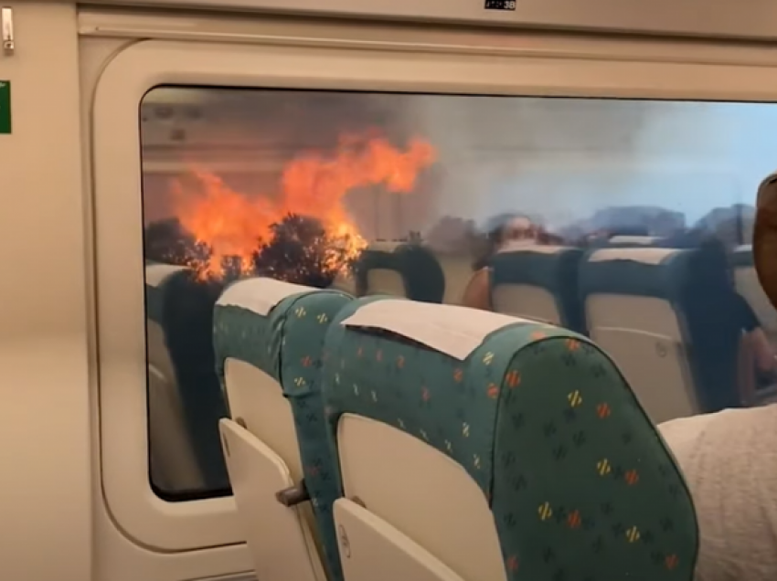 Videoja tregon trenin në Spanjë i rrethuar nga të dyja anët prej zjarreve