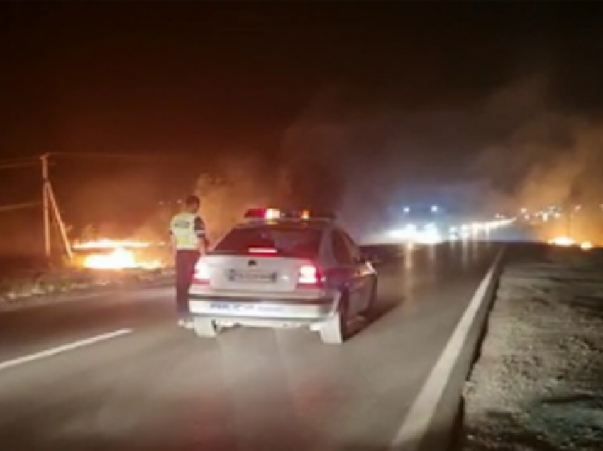 Zjarri “zbret” në autostradën Lezhë-Milot, kalimi i makinave me vështirësi