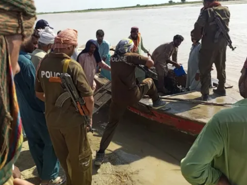 Njëzet gra të një fisi mbyten pas fundosjes së barkës së dasmorëve në Pakistan