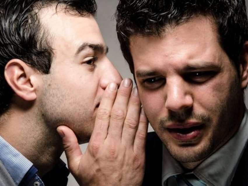 Studimet e vërtetojnë: Burrat bëjnë më shumë thashetheme sesa gratë