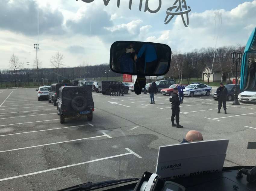 Polici serb kërcënoi keq lojtarët e kombëtares së Kosovës, dilni jashtë nga autobusi... 