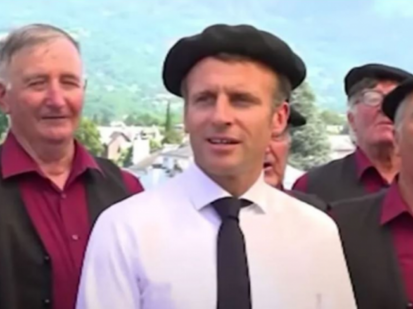 Si kurrë më parë/ Presidenti Macron me beretë në kokë, ia merr këngës me barinjtë