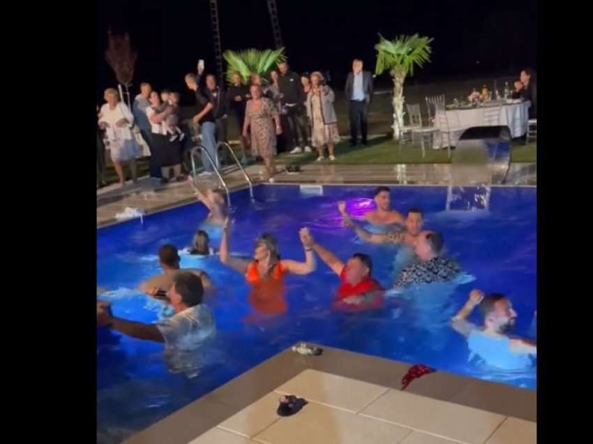 Çmenden dasmorët në një dasmë në Kosovë, futen bashkë me këngëtarin në pishinë për ta kallë atmosferën