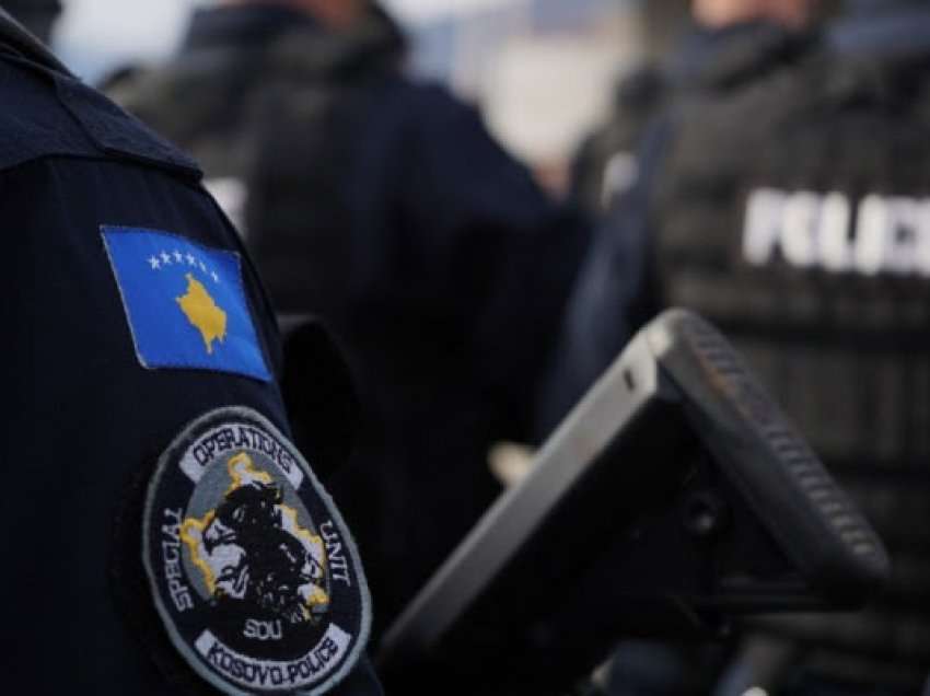 Policia në Mitrovicë parandalon një person nga lëndimi i vetvetes