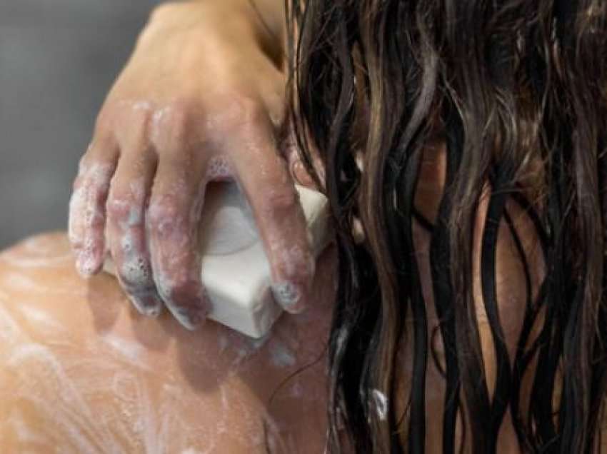 Mënyra e vetme se si duhet ta përdorni sapunin në dush, sipas dermatologëve!
