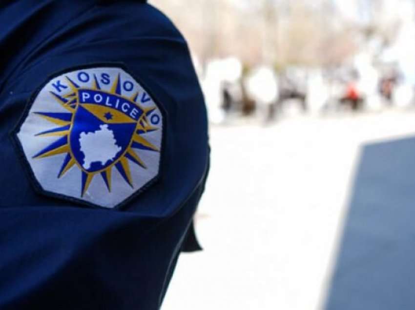 Sulmon fizikisht policin në qendrën e ndalimit në Gjilan