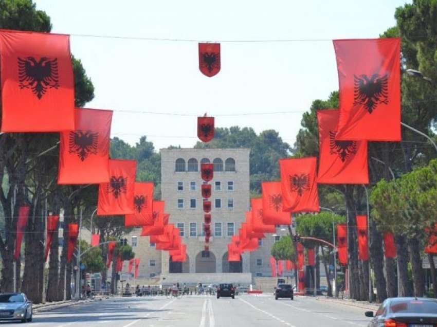 ​Tirana vishet kuqezi për betimin e presidentit të ri