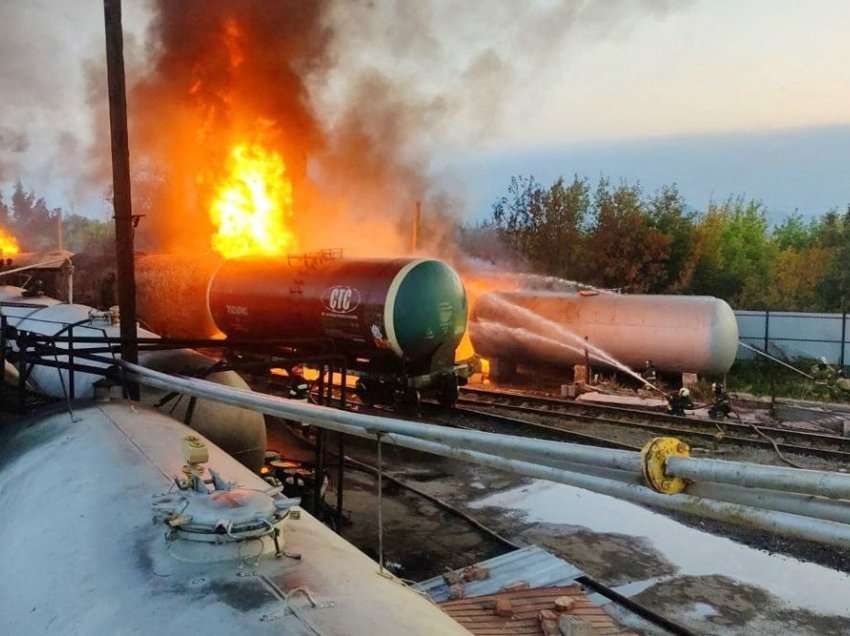 Zjarri shpërtheu në depon e naftës në Donetsk pas 'granatimeve nga forcat ukrainase'