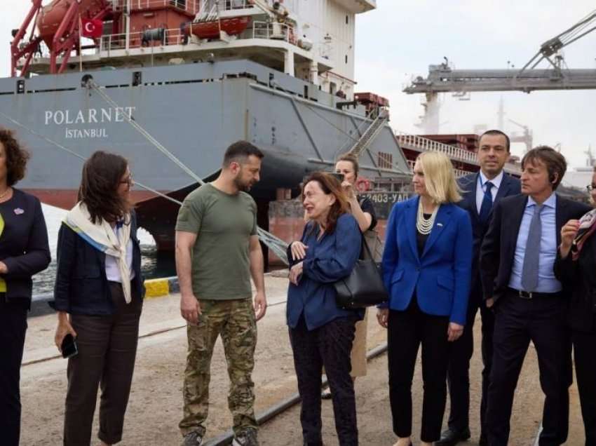 Presidenti Zelenskyy viziton portin e Odesës, inspekton anijet e grurit