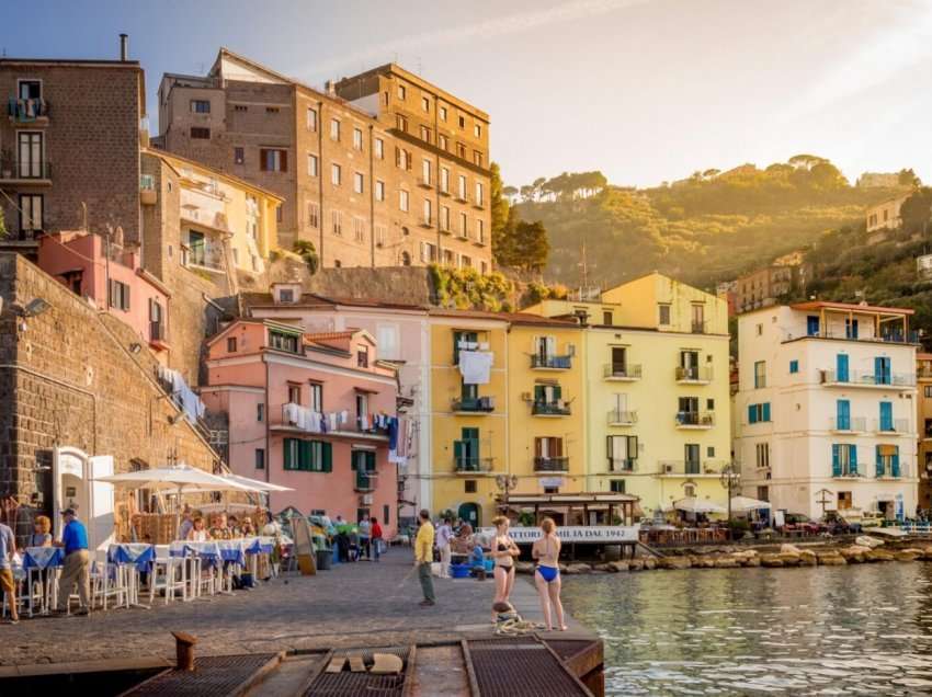 Qyteza turistike italiane ndalon ecjen në rrugë me bikini, gjobë 500 euro