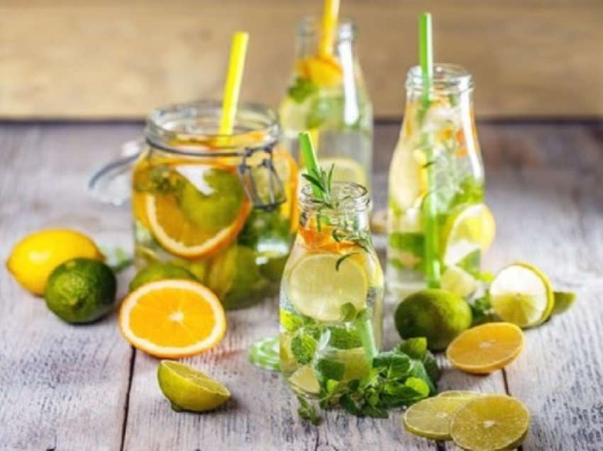 ​Sa është vërtet i shëndetshëm uji me limon?