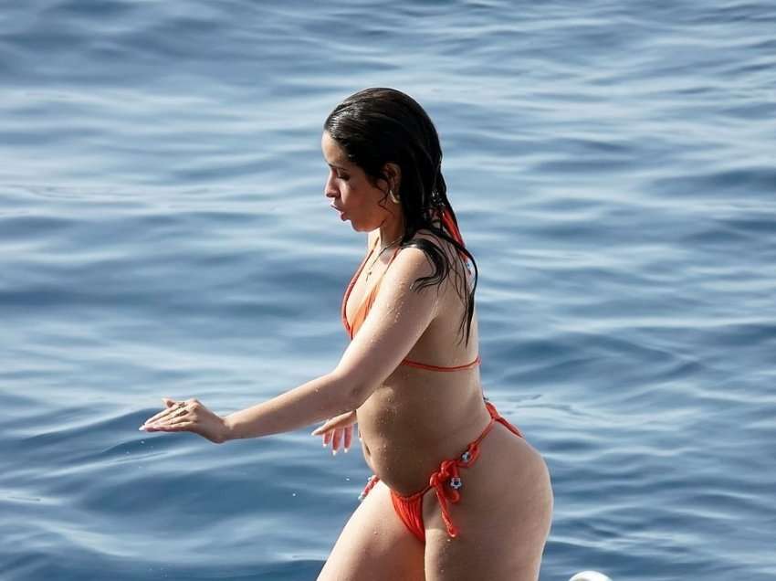 Camila Cabello kritikohet për linjat dhe peshën e tepërt