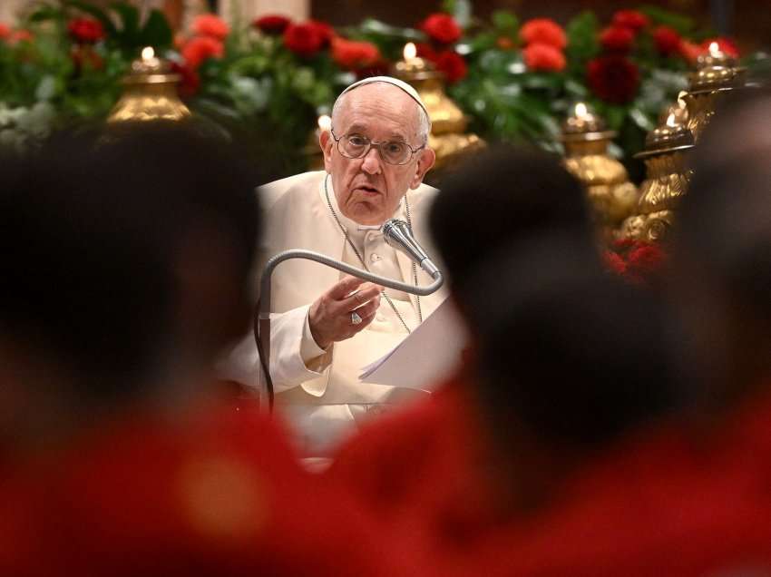 Papa Françesku u bën thirrje udhëheqësve të qeverisë për Ukrainën: “Ju lutemi, mos e çoni njerëzimin në shkatërrim”