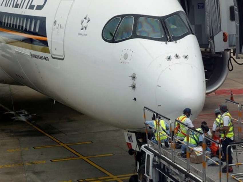 ​Mungesa e fuqisë punëtore: Në disa aeroporte, pilotët ngarkojnë edhe valixhet