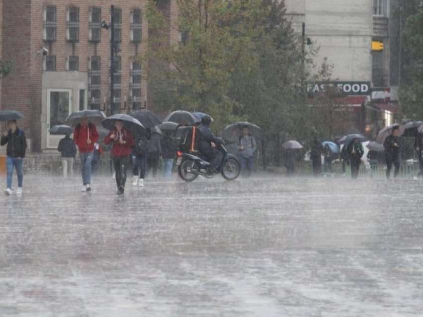 Reshjet pushtojnë Tiranën, ulen temperaturat. Ja çfarë pritet nesër