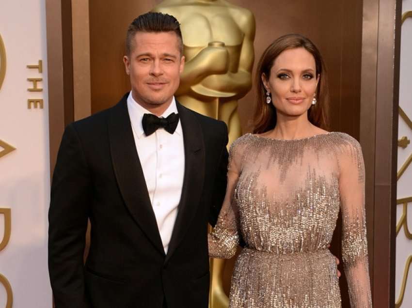Brad Pitt padit Angelina Jolien 