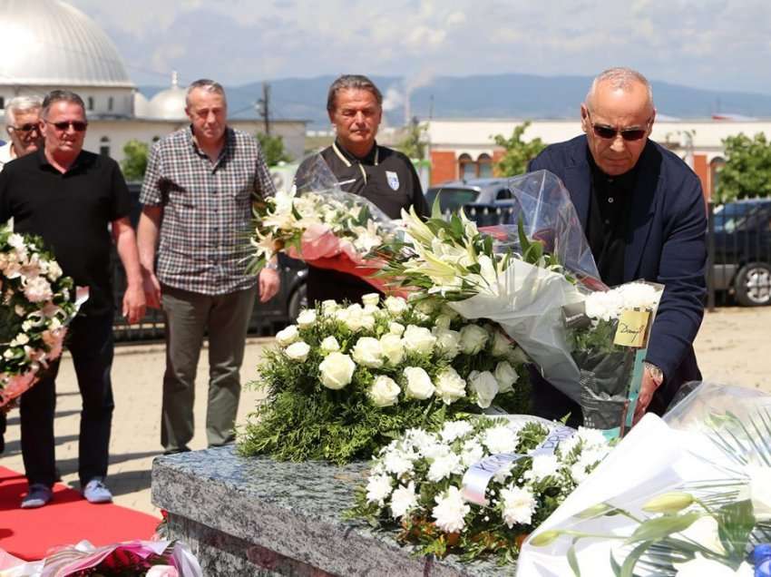 Krerët e FFK-së dhe Kombëtarja bëjnë homazhe te varri i ish-presidentit Vokrri 