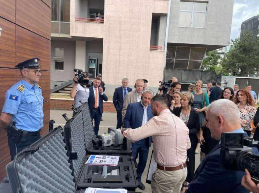 Forcohet Policia e Kosovës, pranon donacion pajisje për detektimin e armëve të vogla