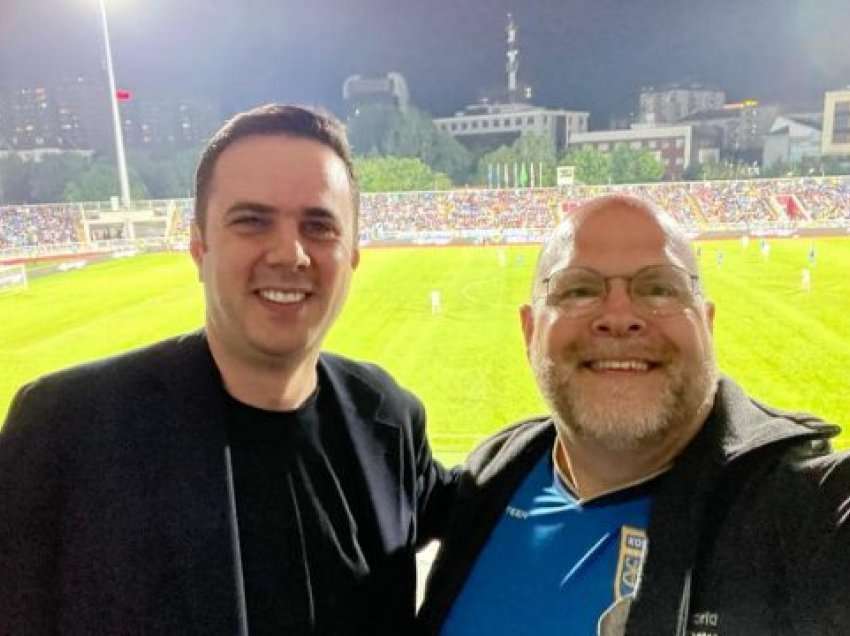Abdixhiku me ambasadorin Hovenier në stadium: Jeff, një tifoz i vërtetë i Kosovës