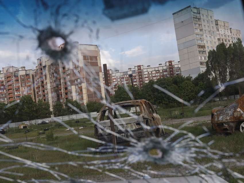 Ekspertët francezë mbledhin prova të krimeve të mundshme të luftës në Chernihiv të Ukrainës