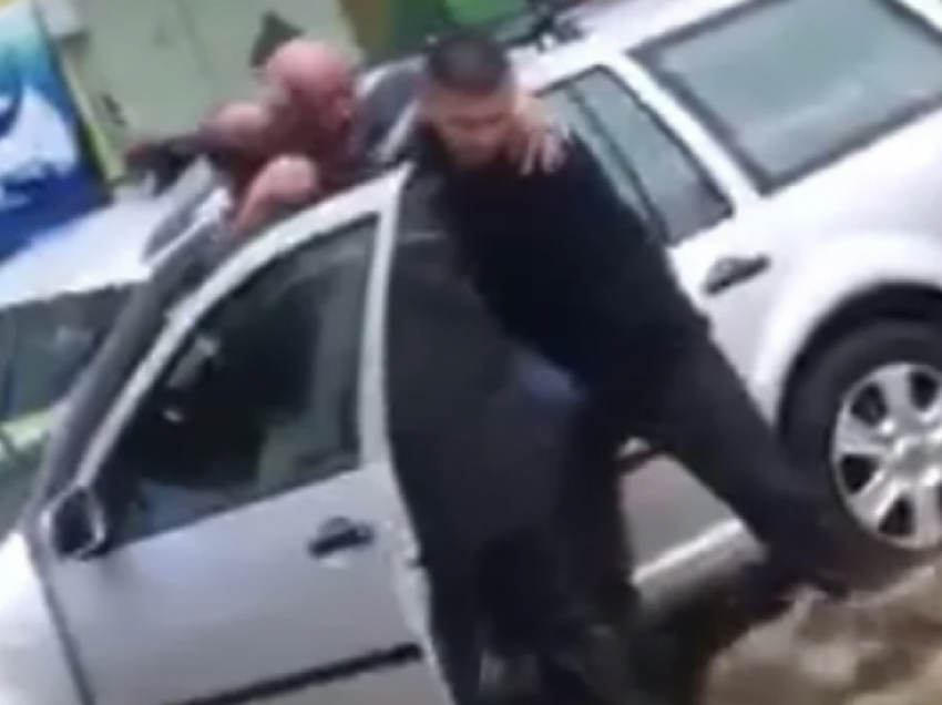 Përmbytje në Bosnje| Momenti kur policët nxjerrin një burrë me aftësi të kufizuara nga vetura