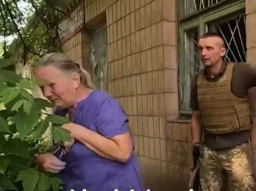 Pamje/ Gratë ukrainase sfidojnë rrezikun nga granatimet e rënda ruse