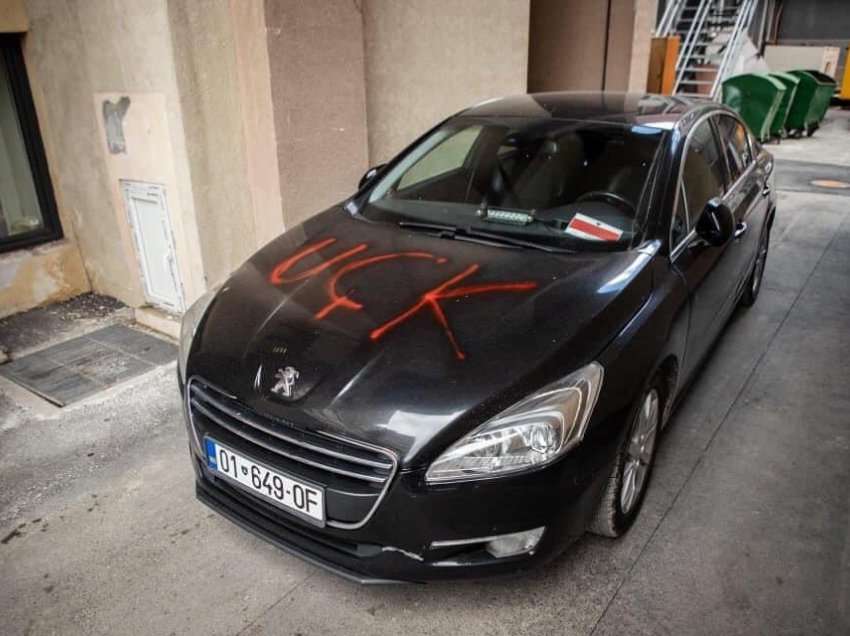 Aktivistja e PSD-së shkruan “UÇK” në veturën e ministrisë që drejtohet nga Donika Gërvalla