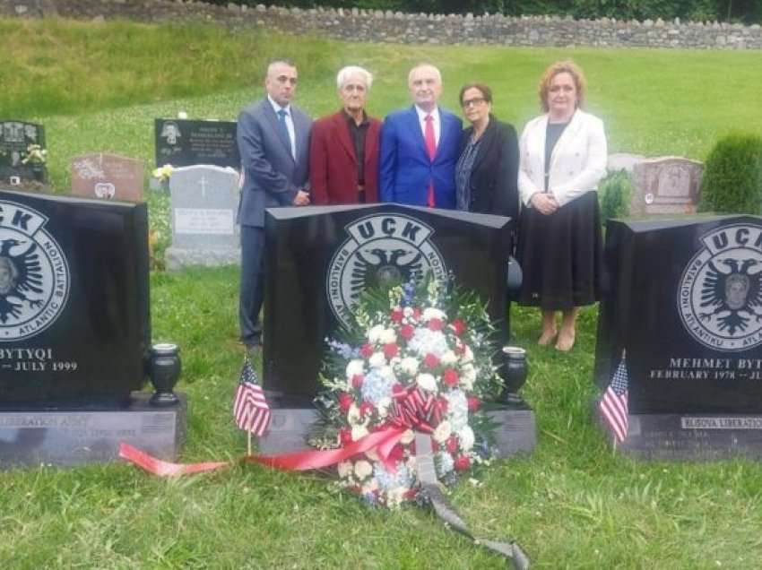 Meta bën homazhe në varrezat e vëllezërve Bytyqi në New York, i nderon me dekoratën “Nderi i Kombit”