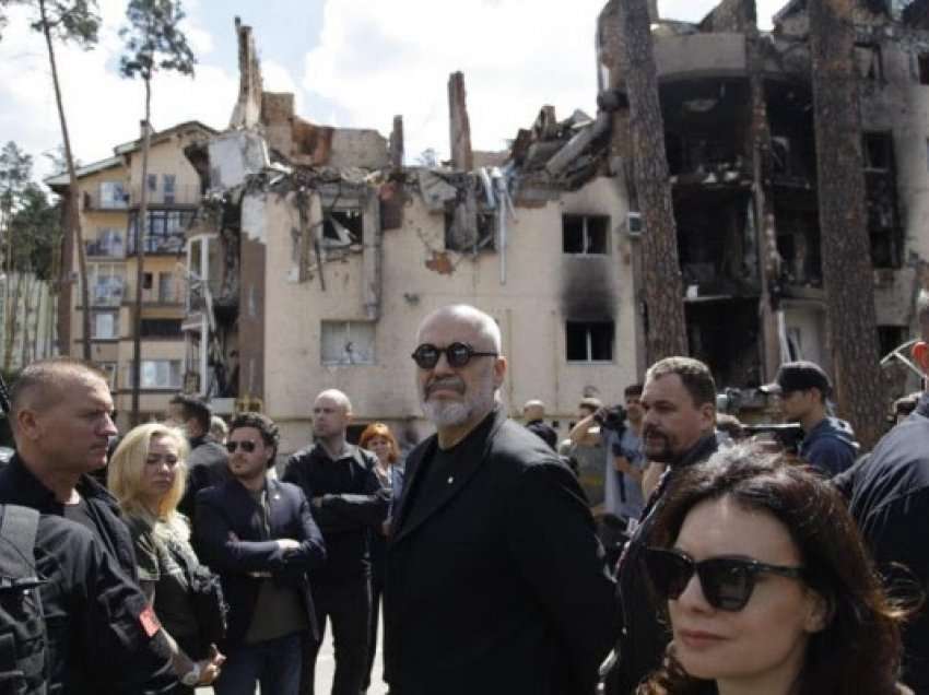 ​Rama viziton zonat e bombarduara në Ukrainë