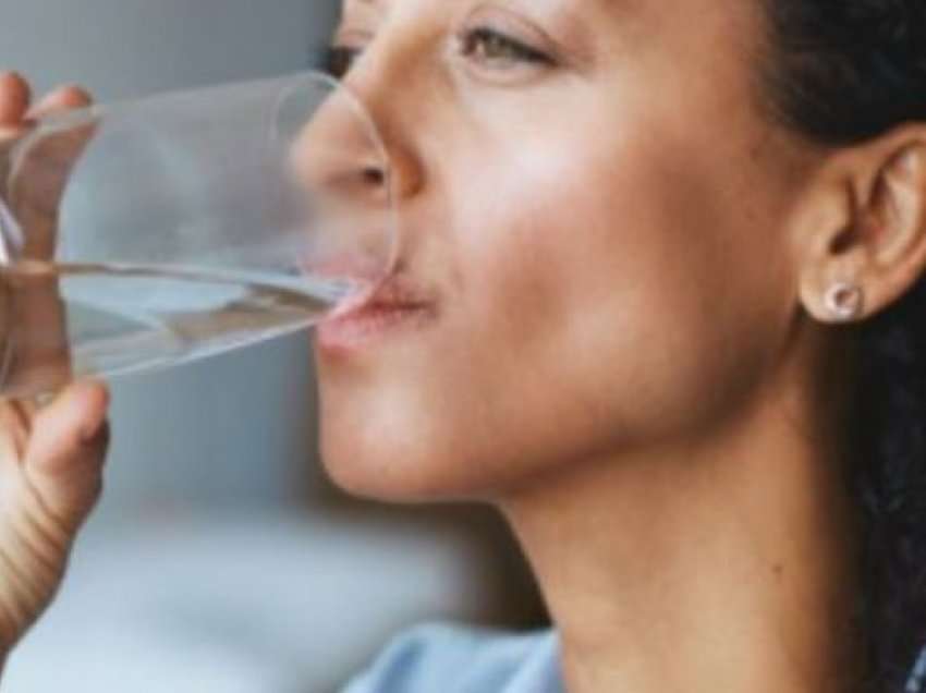 Si ndikon një gotë me ujë të ftohtë në trup?