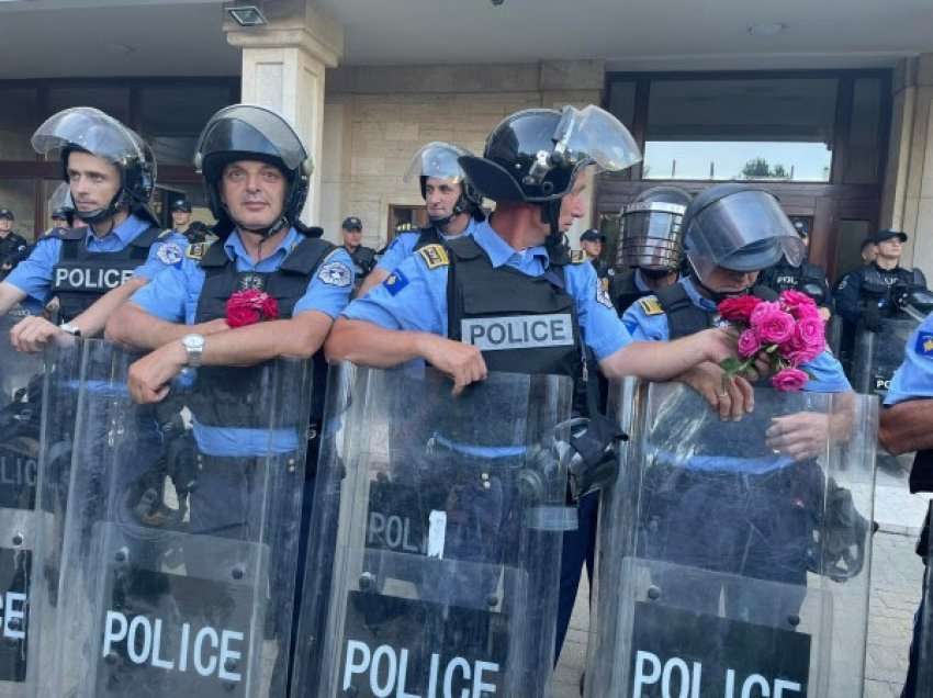 ​Protesta përfundon me lule për policët