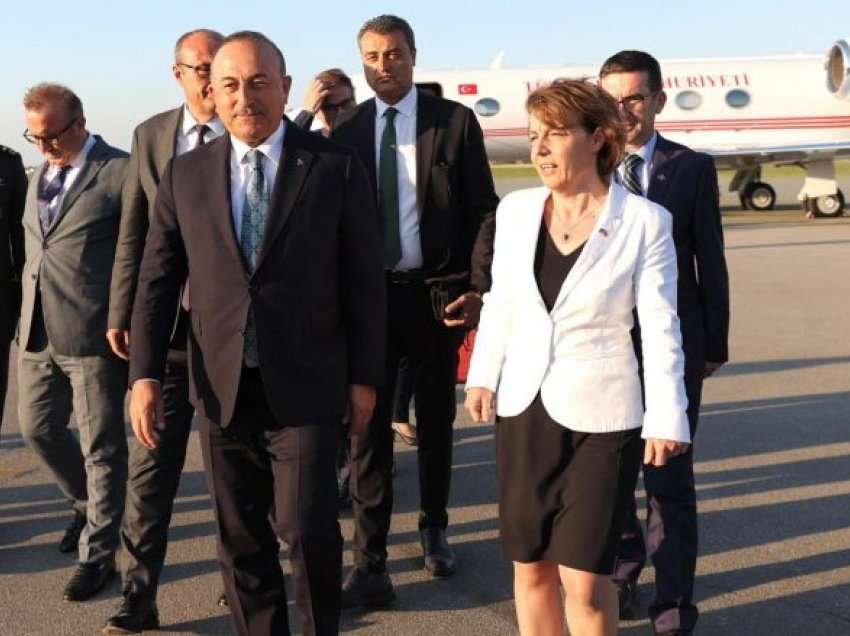 Ministri i Jashtëm turk arrin në Kosovë, Gërvalla e pret në aeroport