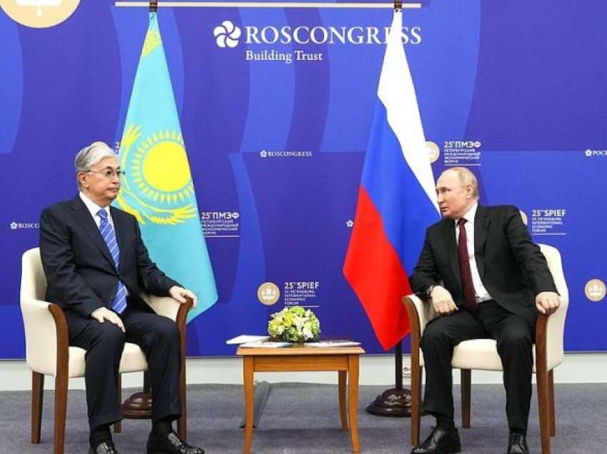 Presidenti kazak ia thotë në sy Putinit: Nuk do t’i njohim si shtete Donetskun dhe Luhanskin