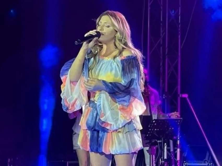 Incidenti i pabesueshëm që ndodhi në koncertin e Elena Paparizou, një burrë nga publiku hoqi pantallonat