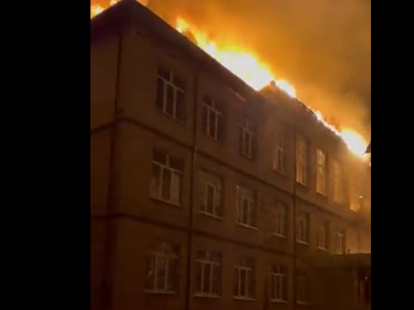 Pamjet/ Shkolla në qytetin Avdiivka në flakë pas sulmit me raketa