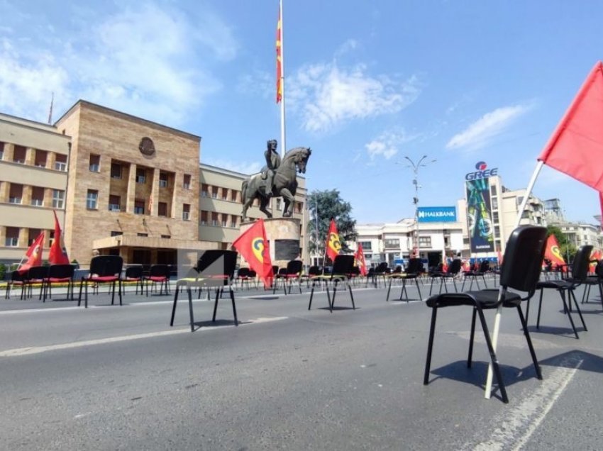 Kërkohet rritje e pagave në Maqedoninë e Veriut, sektori publik proteston me karrige para Kuvendit