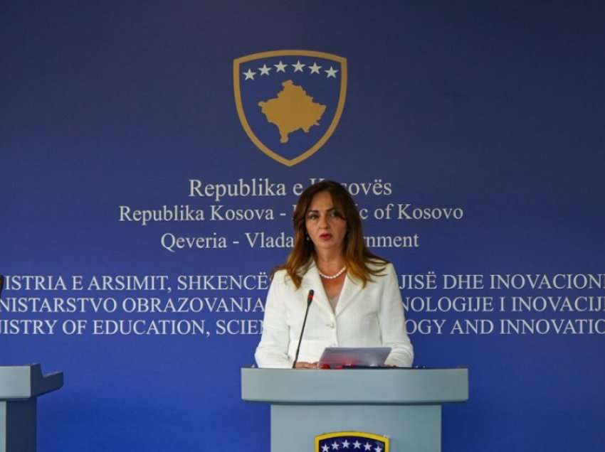 Arsenali i armëve i gjetur në shkollat e Ferizajt, reagon ministrja Nagavci