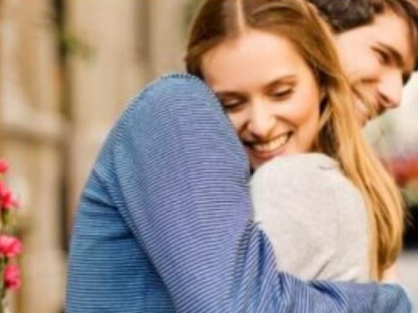4 përfitime të mëdha që merrni nga përqafimet